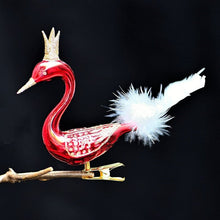 Lade das Bild in den Galerie-Viewer, Roter Kronenschwan aus Glas auf Clip - geradeaus schauend Mundgeblasener Weihnachtsschmuck Kunsthandel Rueckeshaeuser
