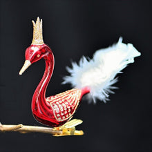 Lade das Bild in den Galerie-Viewer, Roter Kronenschwan aus Glas auf Clip - geradeaus schauend Mundgeblasener Weihnachtsschmuck Kunsthandel Rueckeshaeuser