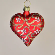 Lade das Bild in den Galerie-Viewer, Rotes, mundgeblasenes Herz aus Lauscha mit Blüten Mundgeblasener Weihnachtsschmuck Kunsthandel Rueckeshaeuser