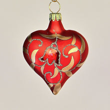 Lade das Bild in den Galerie-Viewer, Rotes, mundgeblasenes Herz aus Lauscha mit einer Blüte und Ranken Mundgeblasener Weihnachtsschmuck Kunsthandel Rueckeshaeuser