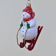 Lade das Bild in den Galerie-Viewer, Schneemann auf einem Schlitten Mundgeblasener Weihnachtsschmuck Kunsthandel Rueckeshaeuser