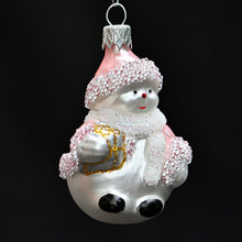 Lade das Bild in den Galerie-Viewer, Schneemann mit rosa Mäntelchen Mundgeblasener Weihnachtsschmuck Kunsthandel Rueckeshaeuser