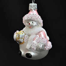 Lade das Bild in den Galerie-Viewer, Schneemann mit rosa Mäntelchen Mundgeblasener Weihnachtsschmuck Kunsthandel Rueckeshaeuser