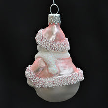 Lade das Bild in den Galerie-Viewer, Schneemann mit rosa Mäntelchen Mundgeblasener Weihnachtsschmuck Kunsthandel Rueckeshaeuser

