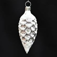 Lade das Bild in den Galerie-Viewer, Tannenzapfen silber/schnee 7,5 cm Mundgeblasener Weihnachtsschmuck Kunsthandel Rueckeshaeuser