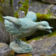 Lade das Bild in den Galerie-Viewer, Traumhafte Ente aus Bronze grün patiniert Gartendekoration Kunsthandel Rueckeshaeuser