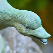 Lade das Bild in den Galerie-Viewer, Traumhafte Ente aus Bronze grün patiniert Gartendekoration Kunsthandel Rueckeshaeuser