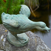 Lade das Bild in den Galerie-Viewer, Traumhafte Ente aus Bronze grün patiniert Gartendekoration Kunsthandel Rueckeshaeuser