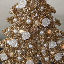 Lade das Bild in den Galerie-Viewer, Traumhafter Paillettenweihnachtsbaum mit kleinen weißen Rosen Weihnachtsdekoration Kunsthandel Rueckeshaeuser
