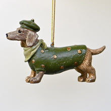 Lade das Bild in den Galerie-Viewer, Weihnachtsdackel "Charly" mit Mantel und Mütze Weihnachtsbaumschmuck Kunsthandel Rueckeshaeuser