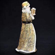 Lade das Bild in den Galerie-Viewer, Weihnachtsmann mit Geschenk Mundgeblasener Weihnachtsschmuck Kunsthandel Rueckeshaeuser