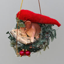 Lade das Bild in den Galerie-Viewer, Weihnachtsmaus im Körbchen mit hellroter Mütze Weihnachtsbaumschmuck Kunsthandel Rueckeshaeuser
