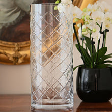 Lade das Bild in den Galerie-Viewer, Wunderschöne große geschliffene Vase aus Klarglas Wohnaccessoires Kunsthandel Rueckeshaeuser