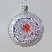 Lade das Bild in den Galerie-Viewer, Wunderschöne mundgeblasene Reflexkugel, silber matt / glänzend, 6 cm Mundgeblasene Weihnachtskugel Kunsthandel Rueckeshaeuser