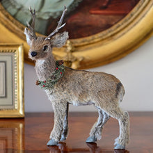 Lade das Bild in den Galerie-Viewer, Wunderschönes, naturalistisches, kleines Rentier nach links schauend Weihnachtsdekoration Kunsthandel Rueckeshaeuser