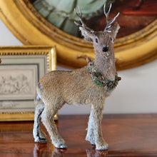 Lade das Bild in den Galerie-Viewer, Wunderschönes, naturalistisches, kleines Rentier nach rechts schauend Weihnachtsdekoration Kunsthandel Rueckeshaeuser
