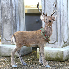 Lade das Bild in den Galerie-Viewer, Wunderschönes, naturalistisches Rentier Weihnachtsdekoration Kunsthandel Rueckeshaeuser