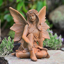 Lade das Bild in den Galerie-Viewer, Zauberhafte, hockende Fee Gartendekoration Kunsthandel Rueckeshaeuser