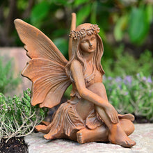 Lade das Bild in den Galerie-Viewer, Zauberhafte, hockende Fee Gartendekoration Kunsthandel Rueckeshaeuser