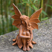 Lade das Bild in den Galerie-Viewer, Zauberhafte sitzende Fee Gartendekoration Kunsthandel Rueckeshaeuser