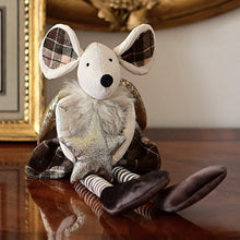 Lade das Bild in den Galerie-Viewer, Zauberhafte Weihnachtsmaus im braun kariertem Röckchen Mundgeblasener Weihnachtsschmuck Kunsthandel Rueckeshaeuser