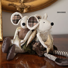 Lade das Bild in den Galerie-Viewer, Zauberhafte Weihnachtsmaus im braun kariertem Röckchen Mundgeblasener Weihnachtsschmuck Kunsthandel Rueckeshaeuser