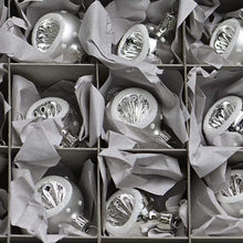Lade das Bild in den Galerie-Viewer, 12 mundgeblasene Reflexkugeln / silber glänzend/matt à 3 cm Mundgeblasene Weihnachtskugel Kunsthandel Rueckeshaeuser