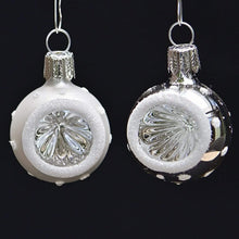Lade das Bild in den Galerie-Viewer, 12 mundgeblasene Reflexkugeln / silber glänzend/matt à 3 cm Mundgeblasene Weihnachtskugel Kunsthandel Rueckeshaeuser