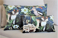 Lade das Bild in den Galerie-Viewer, 2 Kissenhüllen "Darwin" 40 x 60 cm + 25 x 40 cm Kissen Kunsthandel Rueckeshaeuser