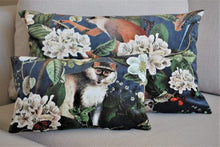 Lade das Bild in den Galerie-Viewer, 2 Kissenhüllen "Darwin" 40 x 60 cm + 25 x 40 cm Kissen Kunsthandel Rueckeshaeuser