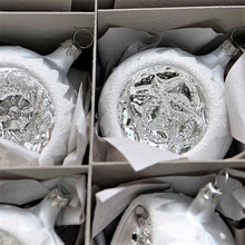 Lade das Bild in den Galerie-Viewer, 6 mundgeblasene Reflexkugeln / Eislack silber matt á 7 cm Mundgeblasene Weihnachtskugel Kunsthandel Rueckeshaeuser