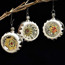 Lade das Bild in den Galerie-Viewer, 6 mundgeblasene Reflexkugeln / silber/gold/rot glänzend á 6 cm Mundgeblasene Weihnachtskugel Kunsthandel Rueckeshaeuser