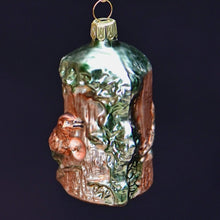 Lade das Bild in den Galerie-Viewer, Baumstamm mit Vogel Mundgeblasener Weihnachtsschmuck Kunsthandel Rueckeshaeuser