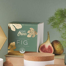 Lade das Bild in den Galerie-Viewer, Duftkerze in künstlerischer Geschenkkartonage - Duft Feige Kerzen Kunsthandel Rueckeshaeuser