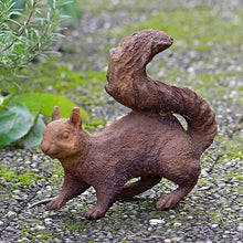 Lade das Bild in den Galerie-Viewer, Eichhörnchen in Edelrost Garten Kunsthandel Rueckeshaeuser
