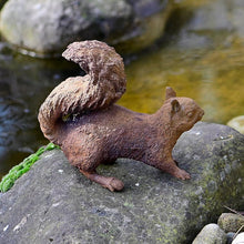Lade das Bild in den Galerie-Viewer, Eichhörnchen in Edelrost Garten Kunsthandel Rueckeshaeuser