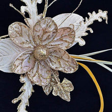 Lade das Bild in den Galerie-Viewer, Fantastische Magnolienblüte 22 cm auf Clip Weihnachtsdekoration Kunsthandel Rueckeshaeuser