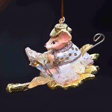 Lade das Bild in den Galerie-Viewer, Filigrane Maus mit goldenem Hut auf einem Blatt Weihnachtsbaumschmuck Kunsthandel Rueckeshaeuser