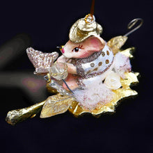 Lade das Bild in den Galerie-Viewer, Filigrane Maus mit goldenem Hut auf einem Blatt Weihnachtsbaumschmuck Kunsthandel Rueckeshaeuser