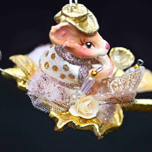 Lade das Bild in den Galerie-Viewer, Filigrane Maus mit goldenem Hut auf einem Blatt Weihnachtsbaumschmuck Kunsthandel Rueckeshaeuser