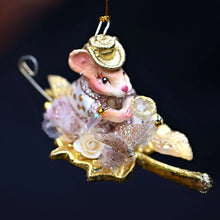 Lade das Bild in den Galerie-Viewer, Filigrane Maus mit goldenem Hut auf einem Blatt Weihnachtsbaumschmuck Kunsthandel Rueckeshaeuser