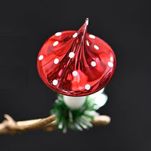 Lade das Bild in den Galerie-Viewer, Fliegenpilz mit schrägem Hut aus Glas auf Clip Weihnachtsbaumschmuck Kunsthandel Rueckeshaeuser