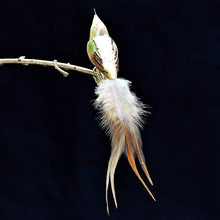 Lade das Bild in den Galerie-Viewer, Glasvogel "Airbrush" mit Hahnenfeder auf Clip Mundgeblasener Weihnachtsschmuck Kunsthandel Rueckeshaeuser