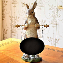 Lade das Bild in den Galerie-Viewer, Großer Hase der eine Tafel hält Osterdekoration Kunsthandel Rueckeshaeuser