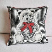 Lade das Bild in den Galerie-Viewer, Kissen "Bärli" 35 x 35 cm Kissen Kunsthandel Rueckeshaeuser