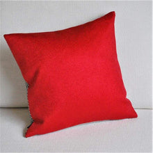 Lade das Bild in den Galerie-Viewer, Kissen "Bärli" 35 x 35 cm Kissen Kunsthandel Rueckeshaeuser