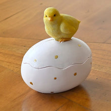 Lade das Bild in den Galerie-Viewer, Küken auf Eidose mit goldenen Punkten, Höhe ca. 10 cm Osterdekoration Kunsthandel Rueckeshaeuser
