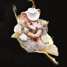 Lade das Bild in den Galerie-Viewer, Märchenhafte Maus mit silbernem Hut auf einem Blatt Weihnachtsbaumschmuck Kunsthandel Rueckeshaeuser