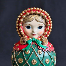 Lade das Bild in den Galerie-Viewer, Matrjoschka Puppe in grün/rot Mundgeblasener Weihnachtsschmuck Kunsthandel Rueckeshaeuser
