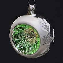 Lade das Bild in den Galerie-Viewer, Mundgeblasene Reflexkugel / silber/grün/gold 6 cm Mundgeblasene Weihnachtskugel Kunsthandel Rueckeshaeuser